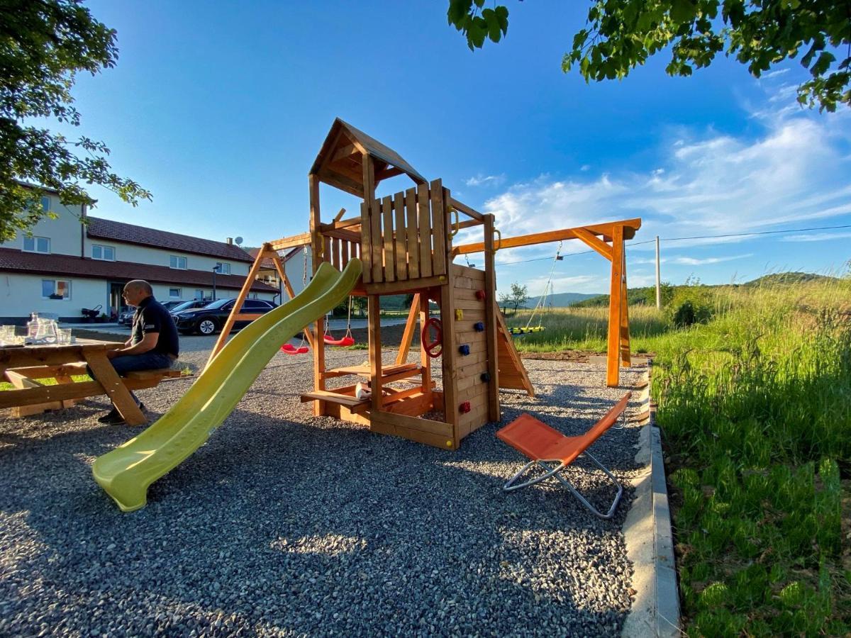 Apartmani Fenestra Otočac Esterno foto